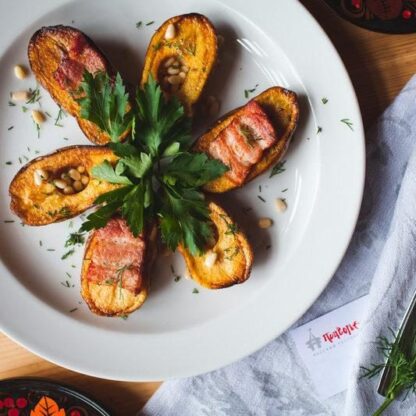 Картофель печеный с кедровыми орешками и копченой грудинкой