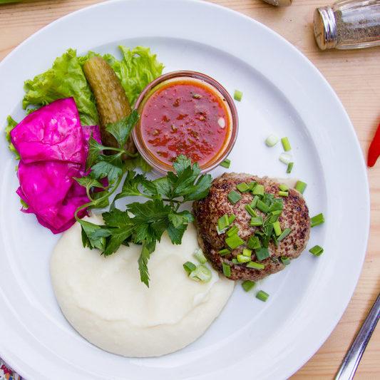 Cutlets with mashed potatoes and pickles e1635004925954