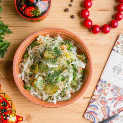 Салат «Деревенский» (разные соленые овощи, лук, масло)