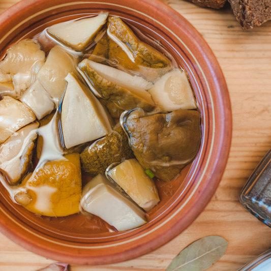 Грибы, маринованные белые