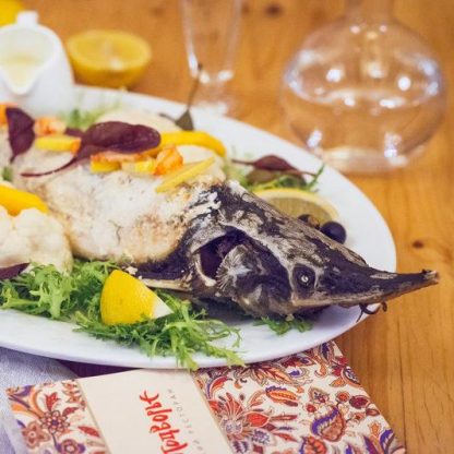 Стерлядь паровая, гарнированная раковыми шейками, овощами с соусом