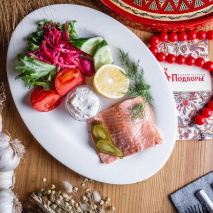 Форель, припущенная в огуречном рассоле с соусом тартар