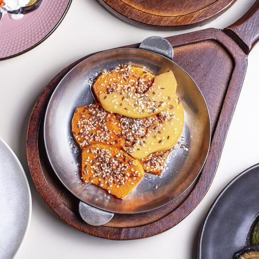 Тыква запеченная с айвой и кунжутом