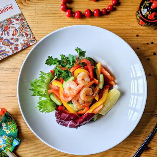 Fresh vegetable salad with shrimps