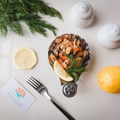 Мидии жареные с луком и помидорами