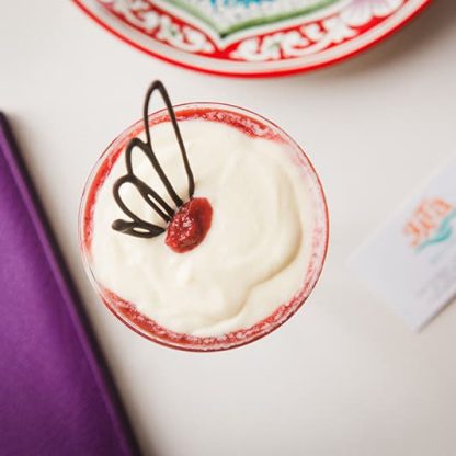 Садовая земляника под шубой из ванильного крема и шоколада