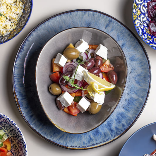 Салат «Греческий» с гигантскими оливками и красным луком