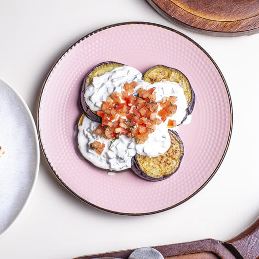 Баклажаны жаренные по-гречески с соусом «Сацики»