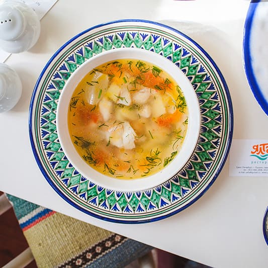 Уха из петуха с тремя видами рыбы, свежих и маринованных томатов и зеленью