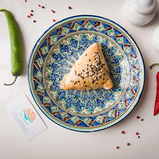 Самса (пирожок из слоеного теста с говядиной и луком)