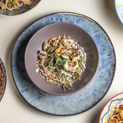 Салат из морской капусты с подкопченными мидиями