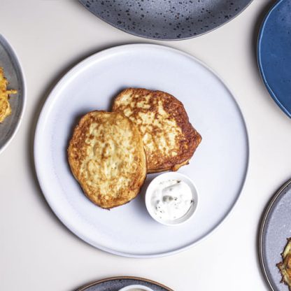 Оладьи из подкопчённой зубатки с соусом «тар-тар»