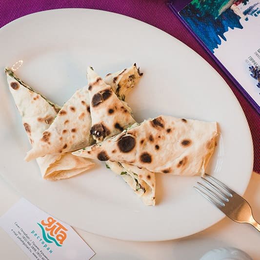 Рулет из тонкого теплого лаваша с сыром и зеленью