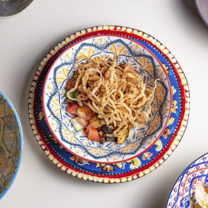 Теплый салат из жареных баклажанов, перца с овощами и луком фри