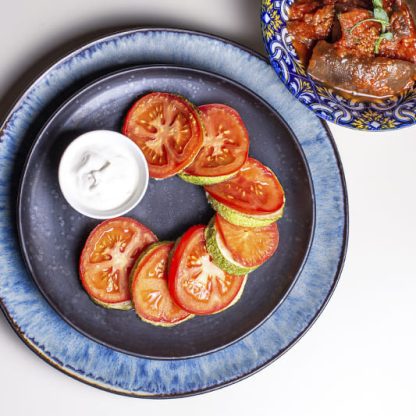 Кабачки цукини с помидорами и чесноком