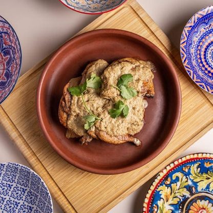 Цыплёнок табака, томленный в кеце под соусом «Баже» (350/120гр)