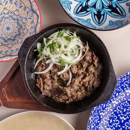 Хаурма с бараниной от разных частей, тушенная с пряными травами (350/30гр)